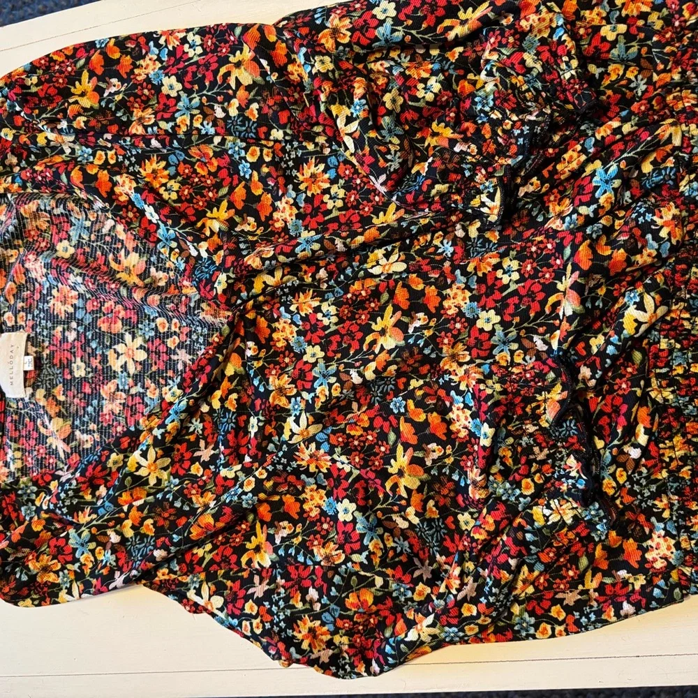 Floral Women's Top - Picture 2 of 4